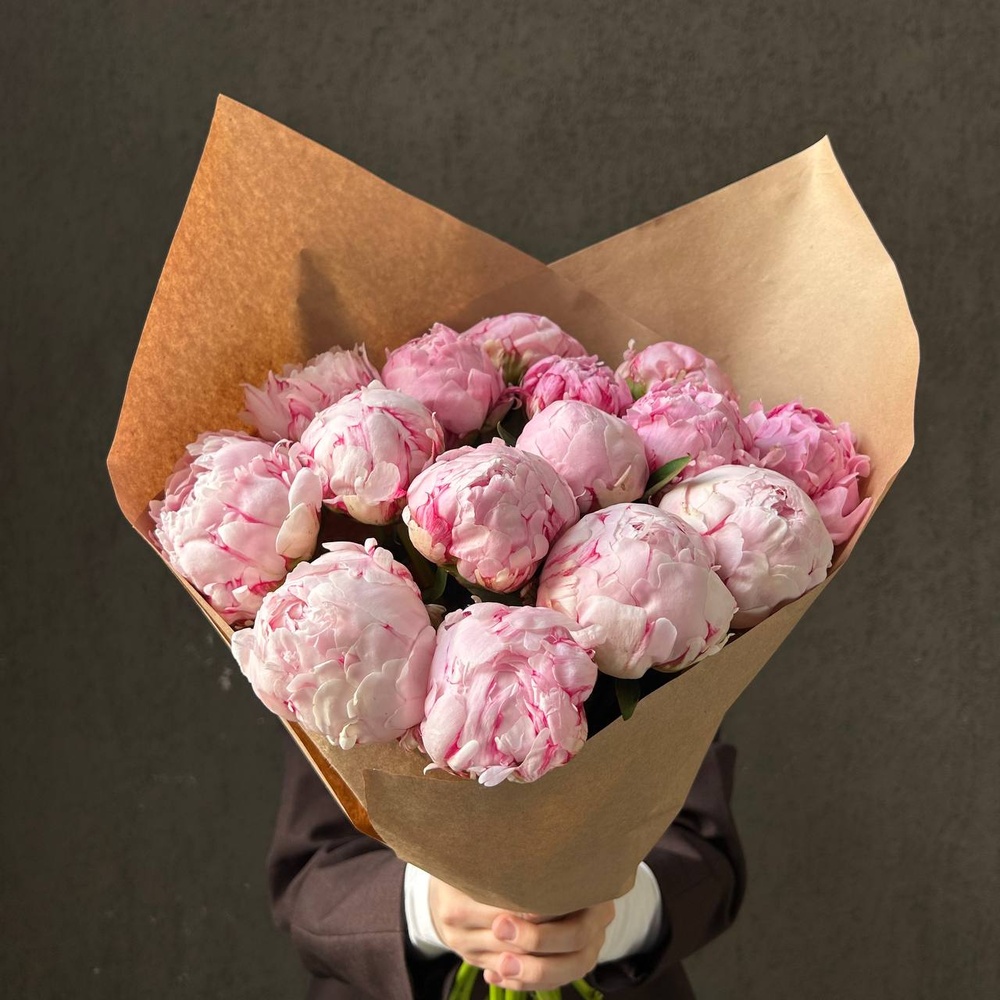 Свежих 15 розовых пионов в крафте