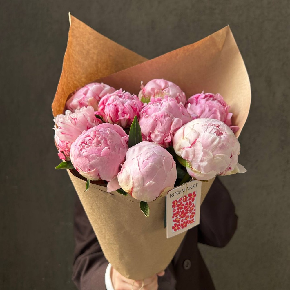 Свежих 9 розовых пионов в крафте