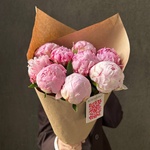 Свежих 9 розовых пионов в крафте - Фотография 1