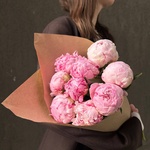 Свежих 9 розовых пионов в крафте - Фотография 2