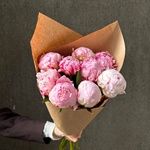 Свежих 9 розовых пионов в крафте - Фотография 5