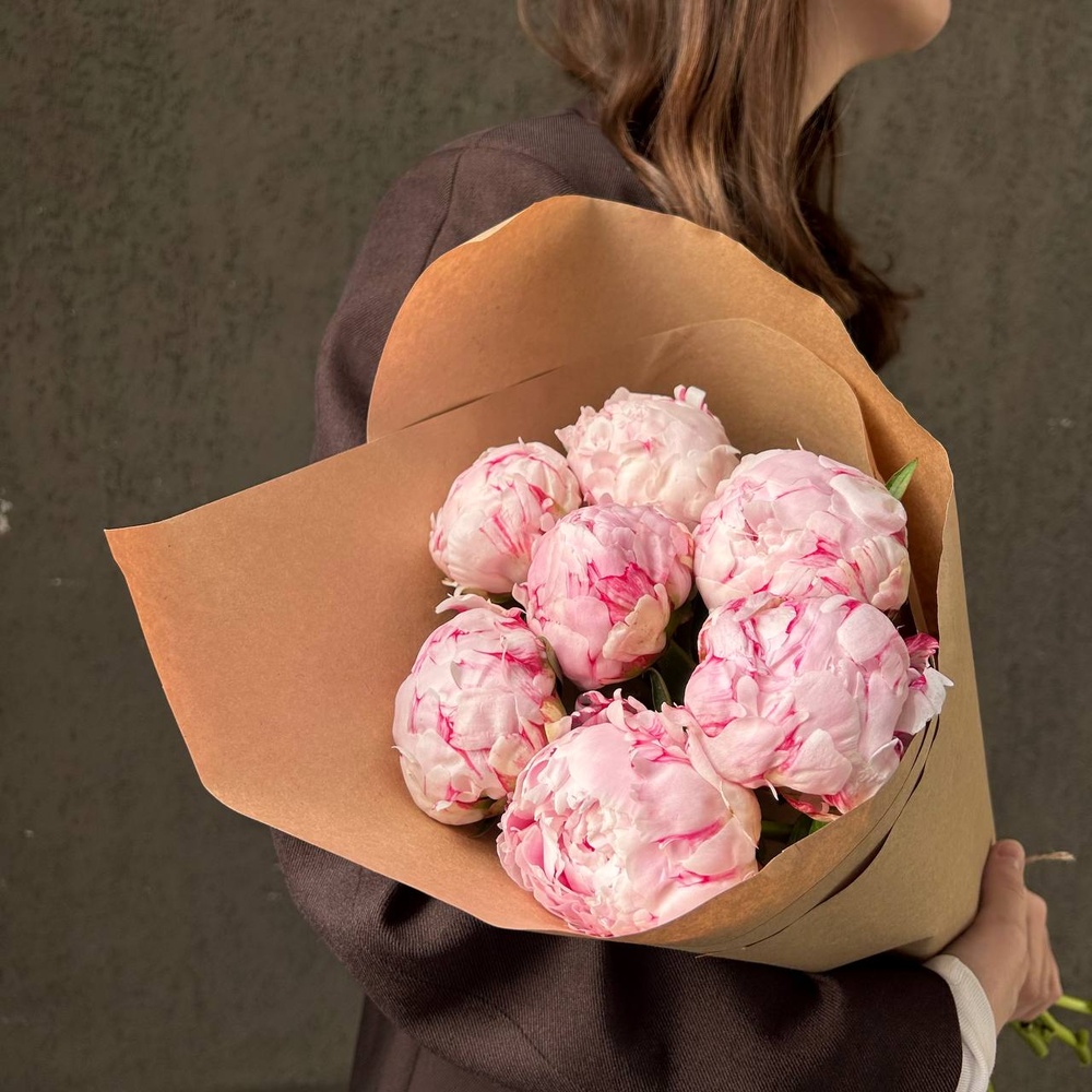 Свежих 7 розовых пионов в крафте