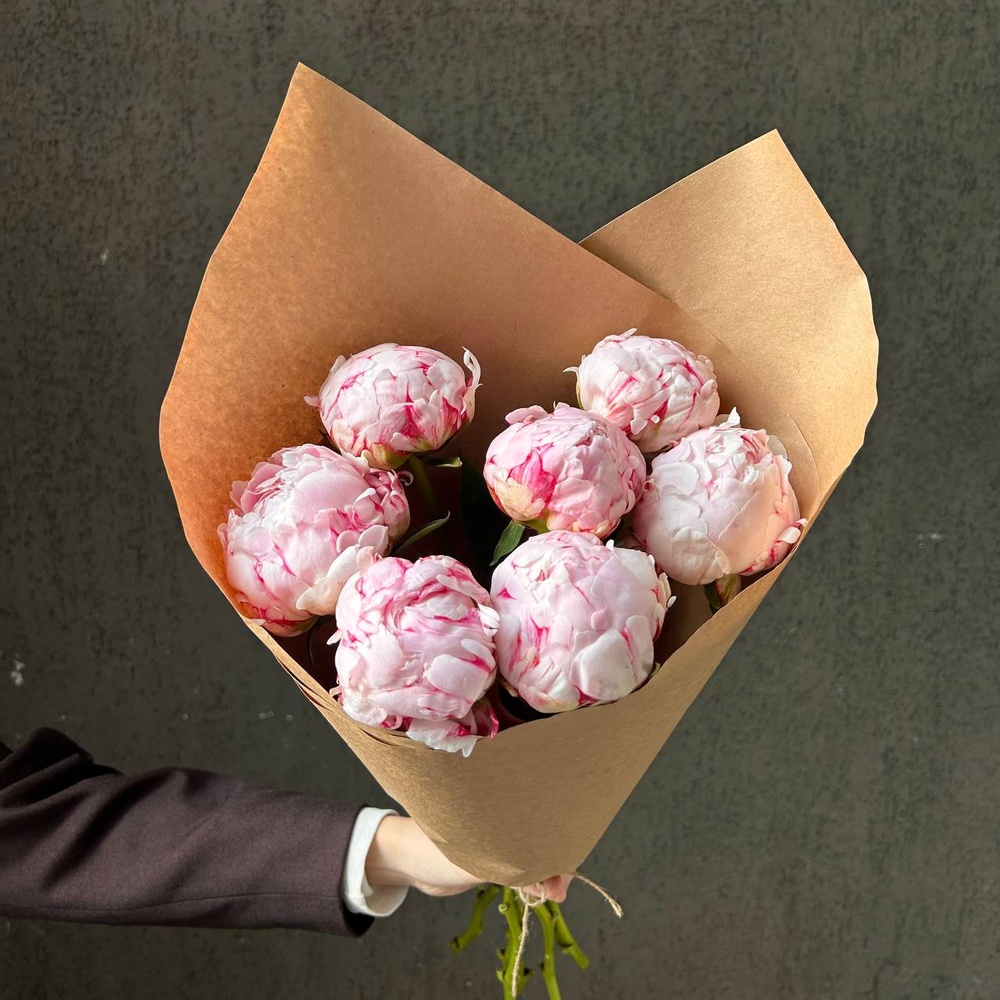 Свежих 7 розовых пионов в крафте