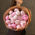 Свежих 17 розовых пионов в крафте - Фотография 2