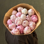 Свежих 17 розовых пионов в крафте - Фотография 5