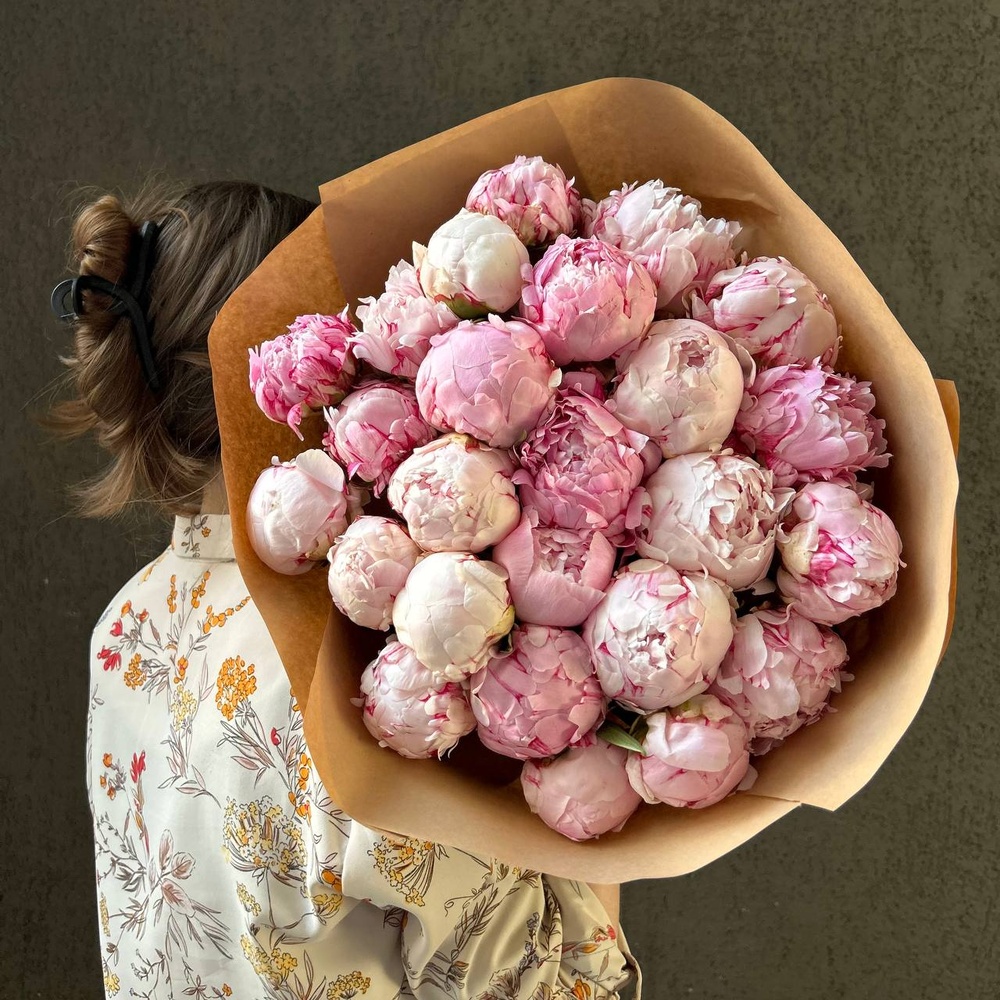 Свежих 25 розовых пионов в крафте