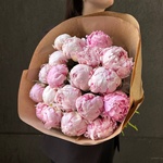 Свежих 19 розовых пионов в крафте - Фотография 7