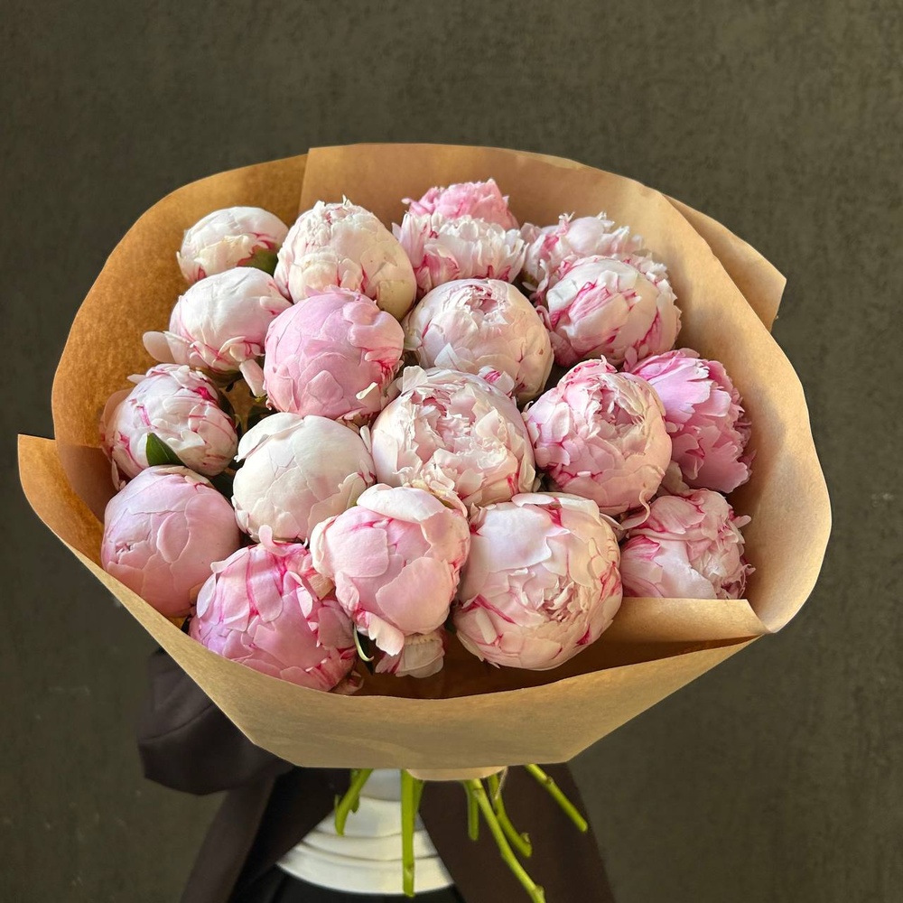 Свежих 19 розовых пионов в крафте