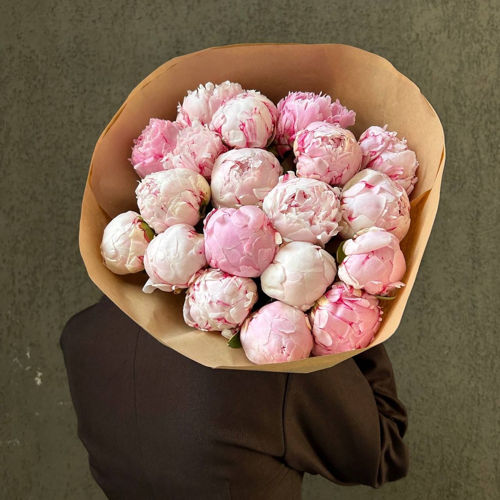 Свежих 19 розовых пионов в крафте