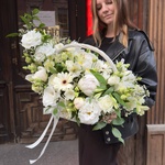 «Дуняша»: пионы, фрезия, герберы, альстромерия, розы, гвоздики, лизиантус - Фотография 1