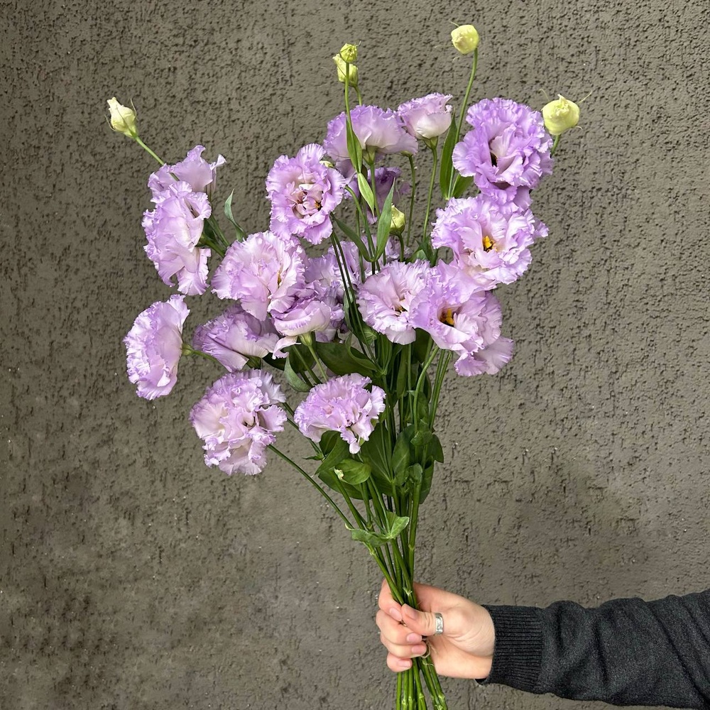 Сиреневый лизиантус в крафте