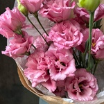 Розовая эустома: букет из 5 цветков в крафте - Фотография 2