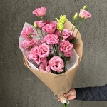 Розовая эустома: букет из 5 цветков в крафте - Фотография 4
