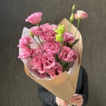 Розовая эустома: букет из 5 цветков в крафте - Фотография 1