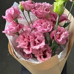 Розовая эустома: букет из 5 цветков в крафте - Фотография 7