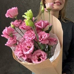 Розовая эустома: букет из 5 цветков в крафте - Фотография 8