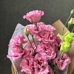 Розовая эустома: букет из 5 цветков в крафте - Фотография 9