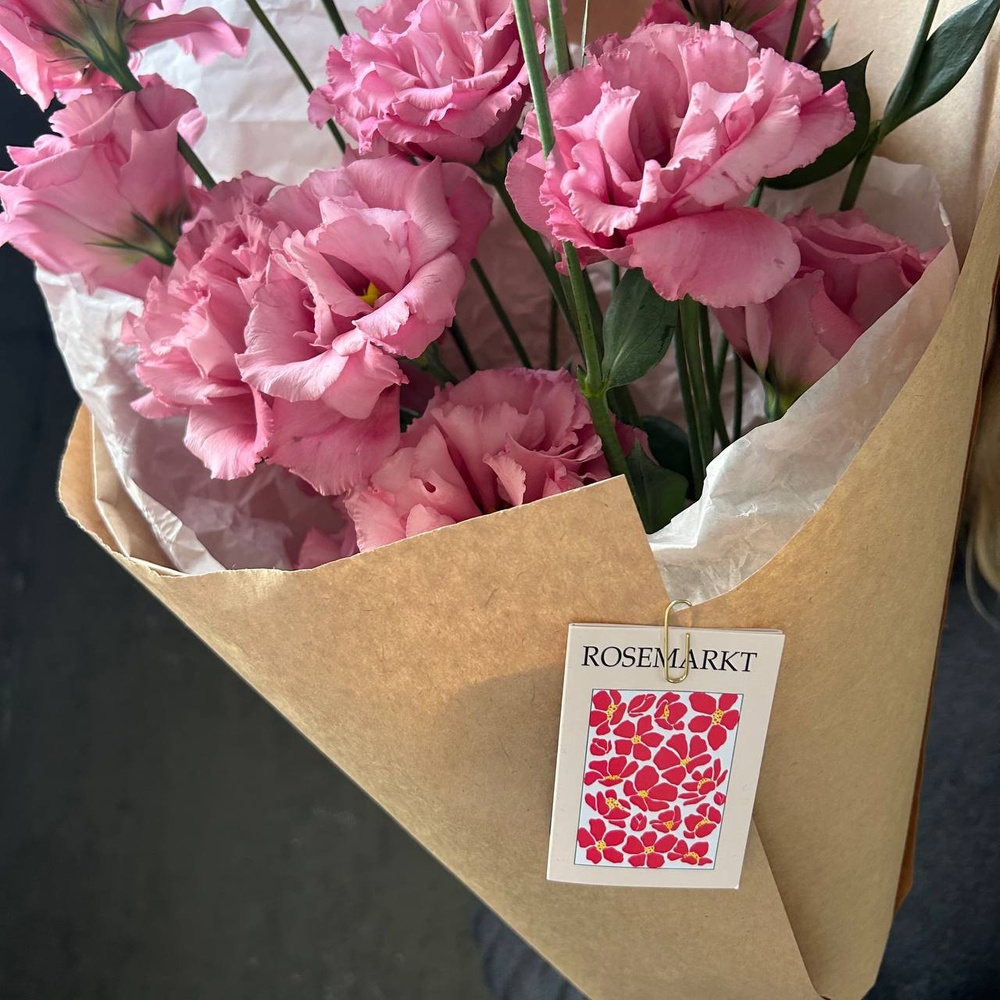 Розовая эустома: букет из 5 цветков в крафте