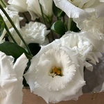 Белая эустома: букет из 5 цветков в крафте - Фотография 9