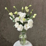 Белая эустома: букет из 5 цветков в крафте - Фотография 4