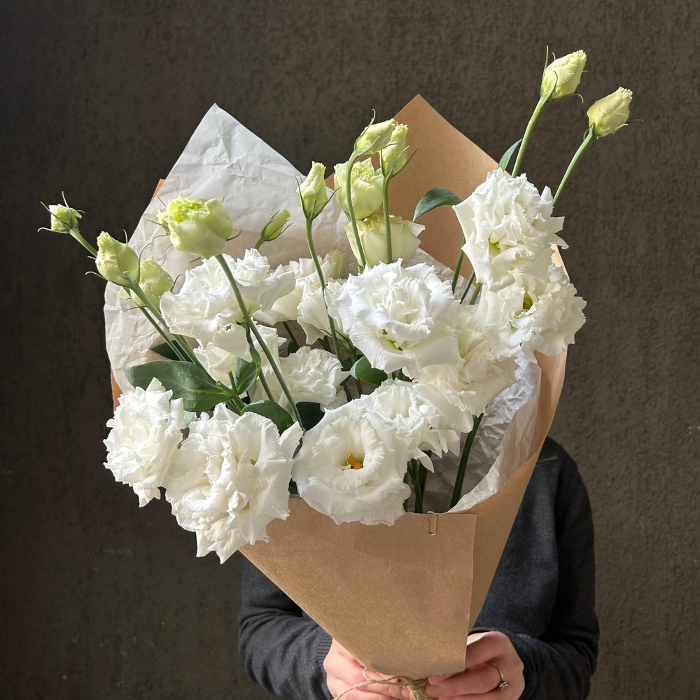 Белая эустома: букет из 5 цветков в крафте