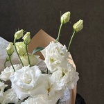 Белая эустома: букет из 5 цветков в крафте - Фотография 7