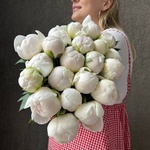 Свежих 21 белых пионов под ленту - Фотография 2