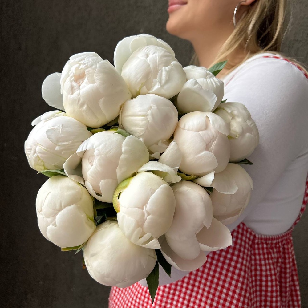 Свежих 13 белых пионов под ленту