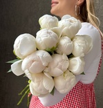 Свежих 11 белых пионов под ленту  - Фотография 2