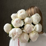 Свежих 11 белых пионов под ленту  - Фотография 7