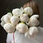 Свежих 9 белых пионов под ленту  - Фотография 7