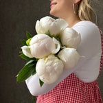 Свежих 5 белых пионов под ленту  - Фотография 2