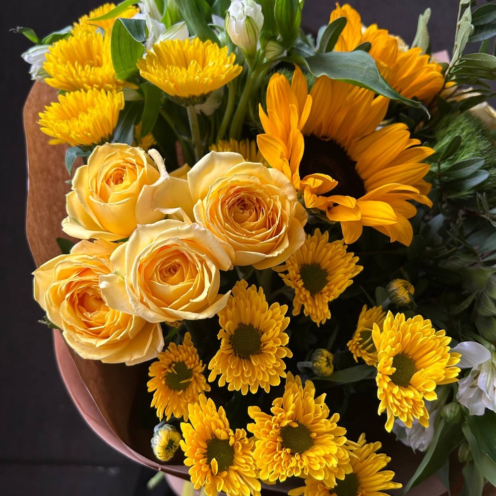 Алехандро — букет с желтыми цветами в подарочной коробке с аквабоксом