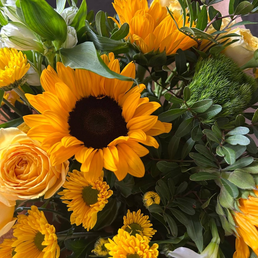 Алехандро — букет с желтыми цветами в подарочной коробке с аквабоксом