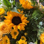 Алехандро — букет с желтыми цветами в подарочной коробке с аквабоксом - Фотография 9