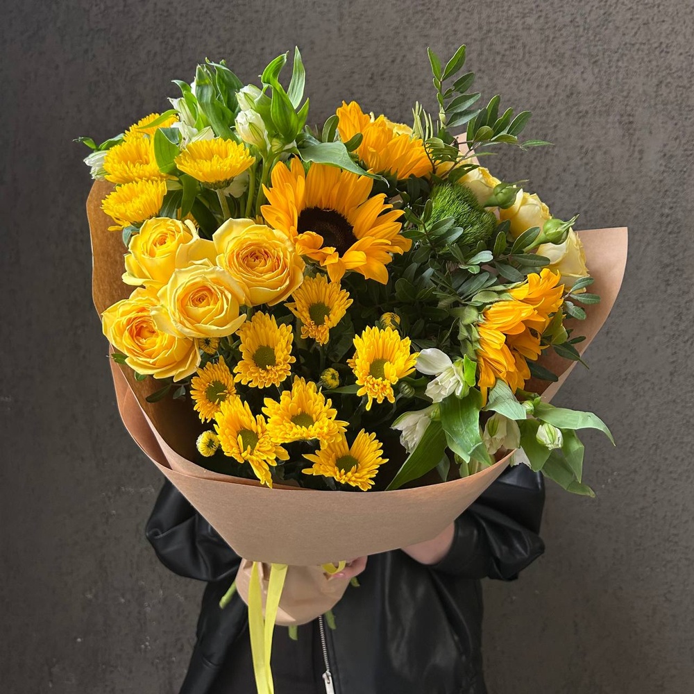 Алехандро — букет с желтыми цветами в подарочной коробке с аквабоксом