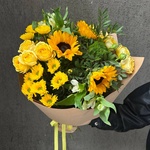 Алехандро — букет с желтыми цветами в подарочной коробке с аквабоксом - Фотография 8