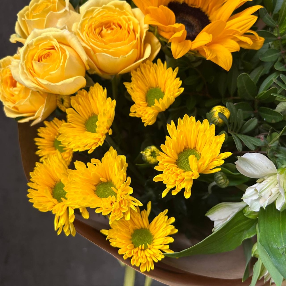 Алехандро — букет с желтыми цветами в подарочной коробке с аквабоксом