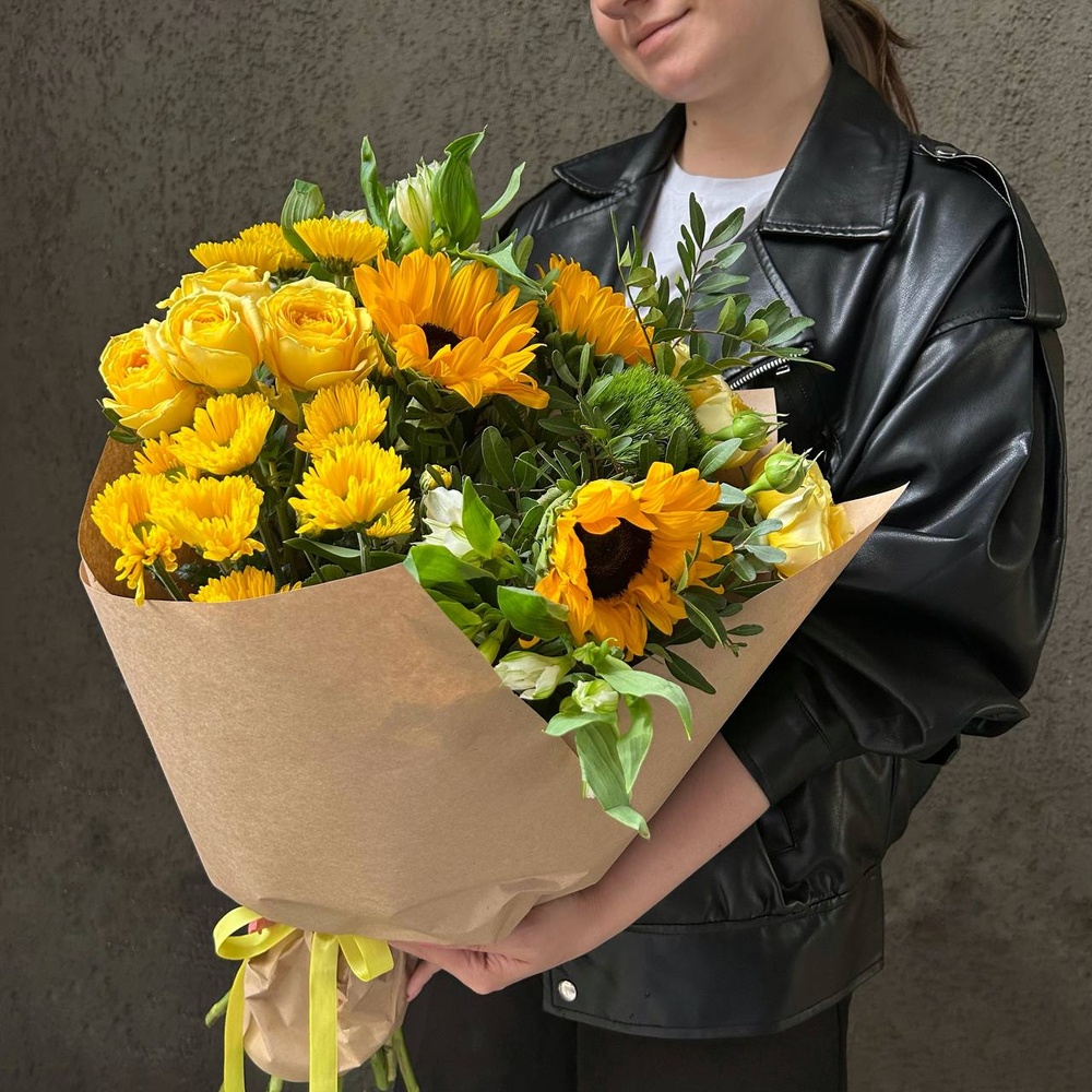 Алехандро — букет с желтыми цветами в подарочной коробке с аквабоксом