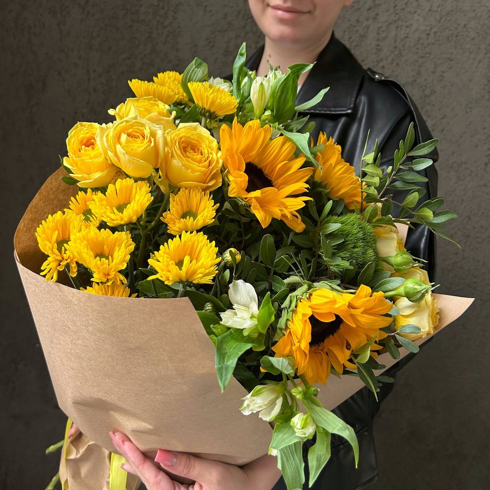 Алехандро — букет с желтыми цветами в подарочной коробке с аквабоксом