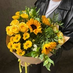 Алехандро — букет с желтыми цветами в подарочной коробке с аквабоксом - Фотография 2
