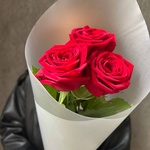 Нескучная классика: 3 красные розы в матовой пленке - Фотография 5
