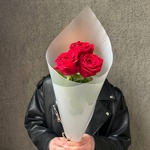 Нескучная классика: 3 красные розы в матовой пленке - Фотография 1