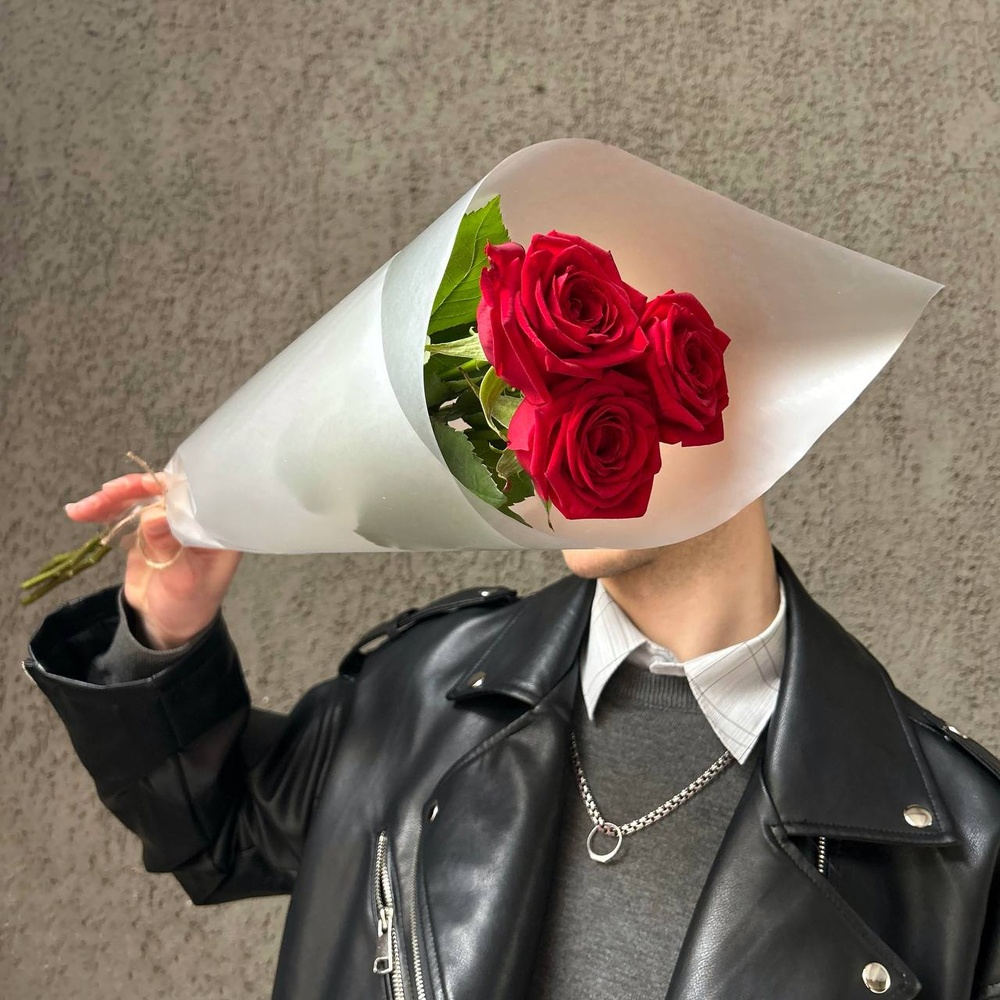 Нескучная классика: 3 красные розы в матовой пленке