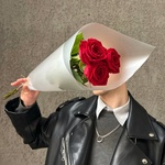 Нескучная классика: 3 красные розы в матовой пленке - Фотография 2