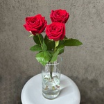 Нескучная классика: 3 красные розы в матовой пленке - Фотография 4