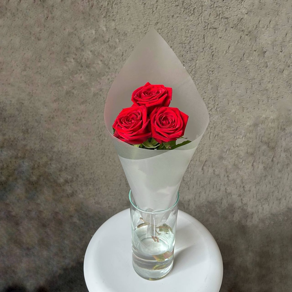 Нескучная классика: 3 красные розы в матовой пленке