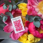 Корал-Спрингс: коралловые пионы и желтая кустовая роза, размер S - Фотография 3