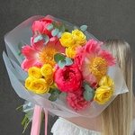 Корал-Спрингс: коралловые пионы и желтая кустовая роза, размер S - Фотография 5