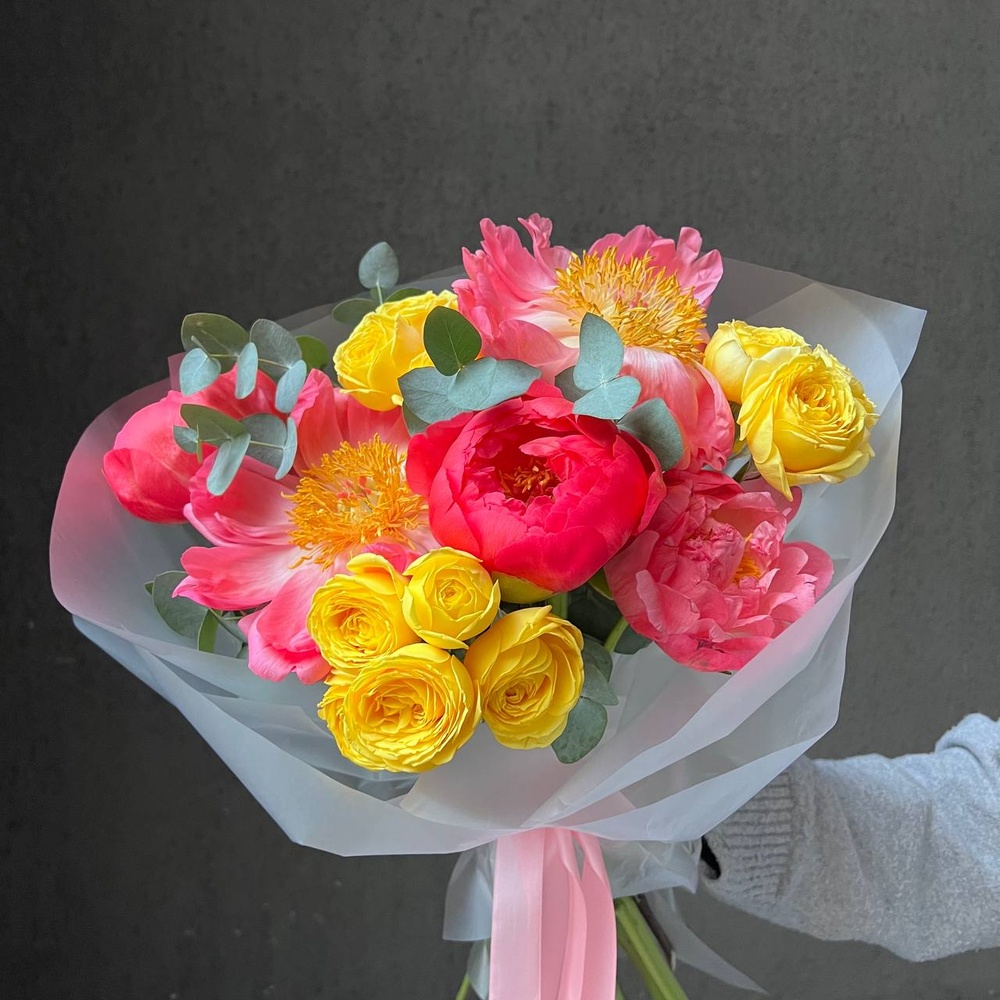 Корал-Спрингс: коралловые пионы и желтая кустовая роза, размер S